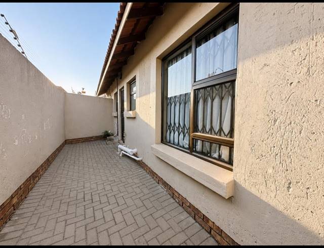 2 BEDROOM TOWNHOUSE FOR SALE IN LAMBTON GARDENS